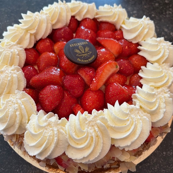Aardbeienvlaai met slagroom 6p